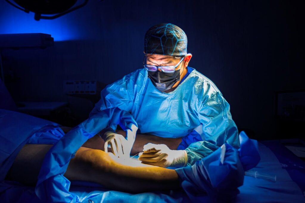 foto de dr huachalla realizando un tratamiento para varices en las piernas